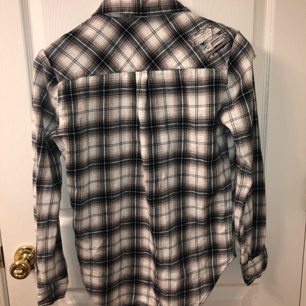 Forever 21 Ripped flannel - Picture 4 of 4